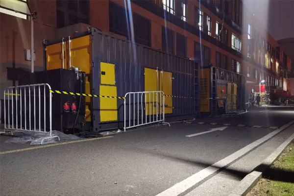 新沂柴油发电机组的输出电压是如何调节的？